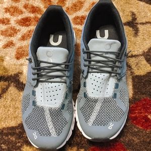 On Cloud shoes, size 6, new